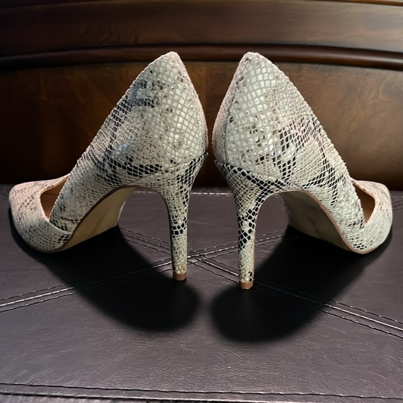 Snakeskin Patterned Women's Pumps - Picture 5 of 9